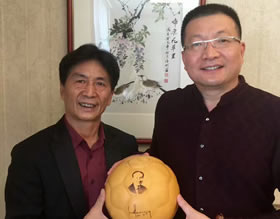 知名IT企业秘书长高度评价足球葫芦，并与查泰山先生合影留念